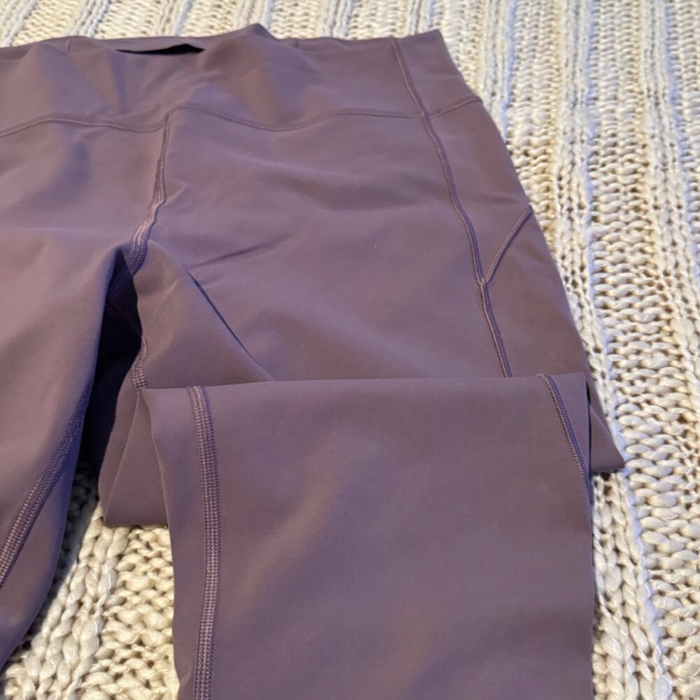 Lululemon In Movement crop Everlux 22” legging woman’s size 12 light purple - Picture 5 of 10